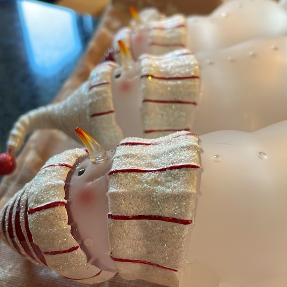 Three snowmen happily dancing in the sparkling snow with hats, mufflers & mitten - Picture 8 of 8